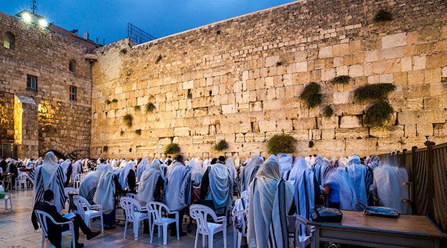 Jerusalém israel 25 de abril o homem judeu reza o muro é o lugar